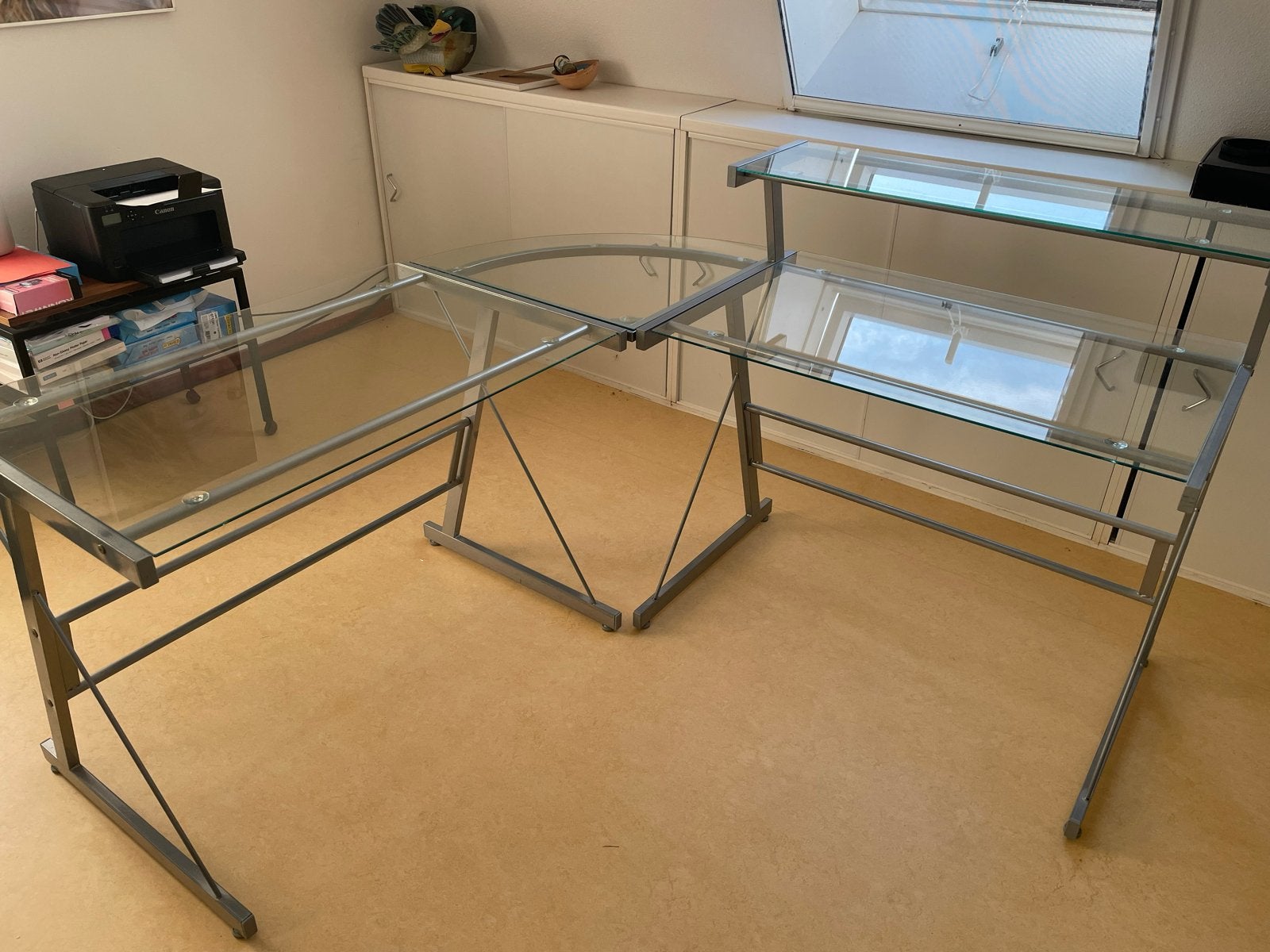 Glazen hoekbureau met metalen frame, Huis en Inrichting, Bureaus, Ophalen, Gebruikt, Hoekbureau, Zilver