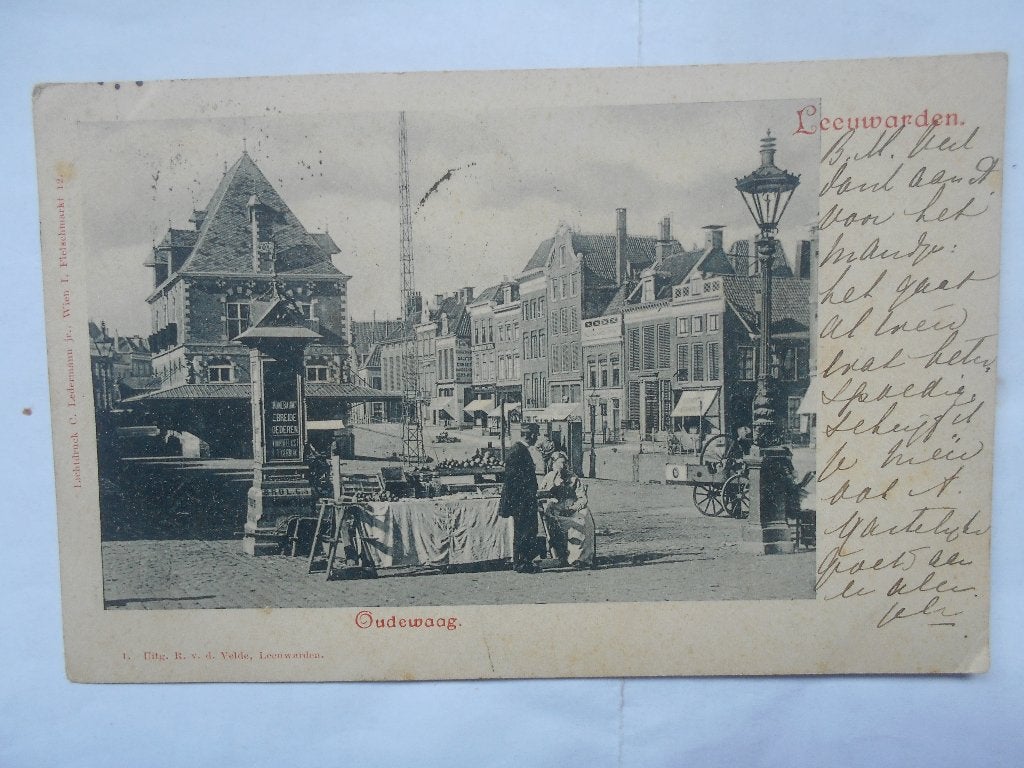 Leeuwarden 1900: Oude Waag met marktkraam en koopvrouw, Ophalen of Verzenden, Voor 1920, Gelopen, Friesland