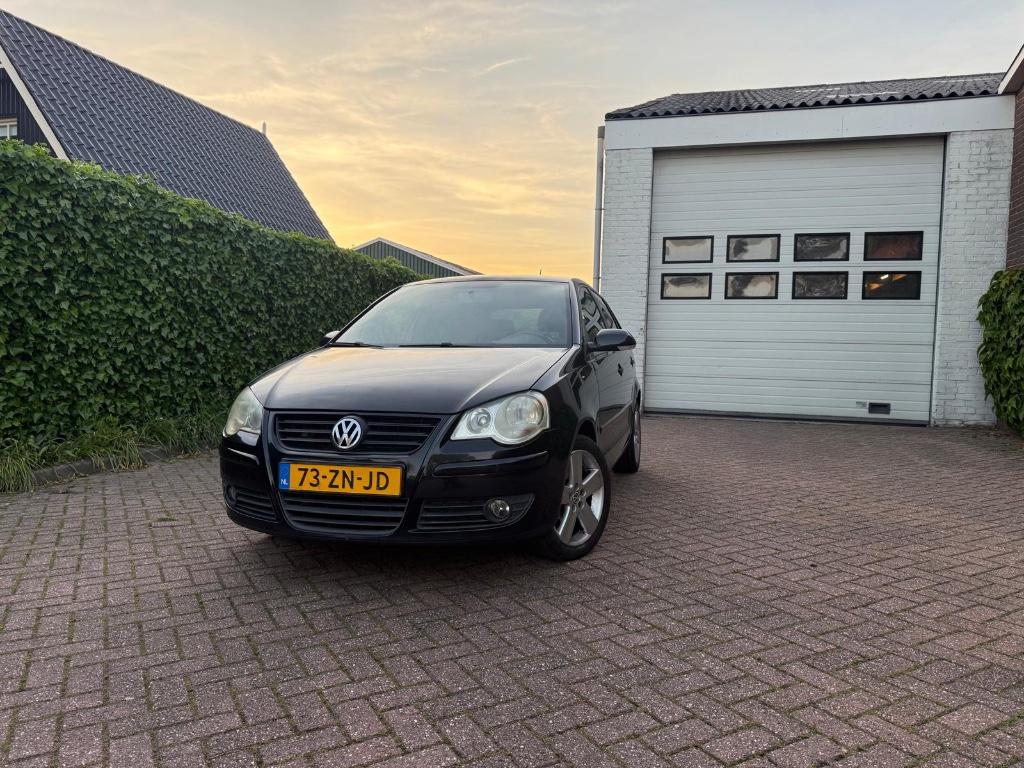 Volkswagen Polo 1.4 16V 59KW 2008 Zwart 5 deurs Apk 5-2027, Voorwielaandrijving, 40 €/maand, 4 cilinders, Zwart