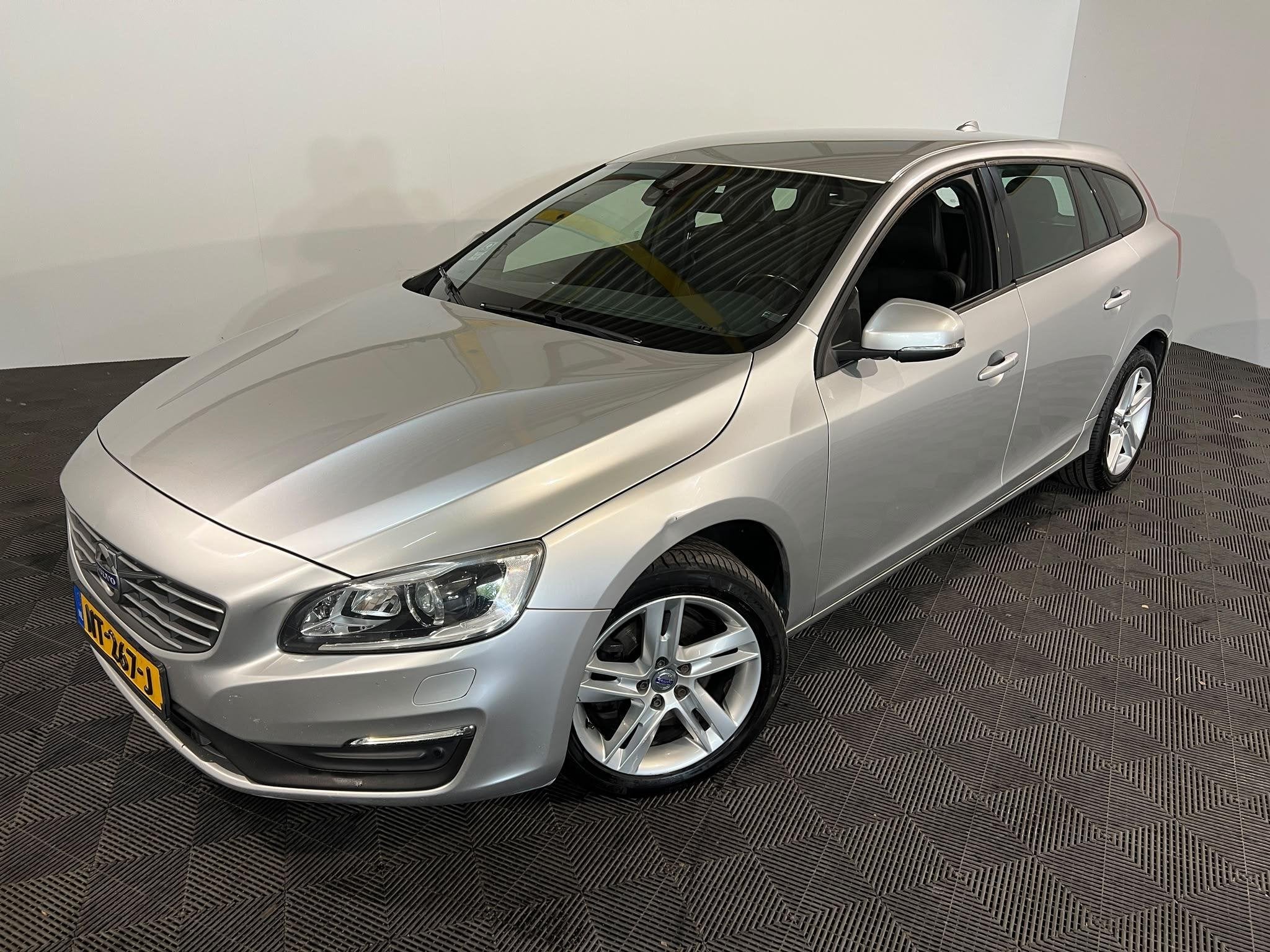 Volvo V60 2.0 D3 R-Design, Voorwielaandrijving, Gebruikt, Euro 6, 4 cilinders