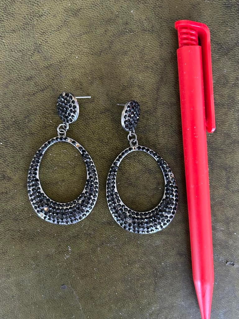 Gratis Oorbellen Elegant en Stijlvol, Ophalen, Overige materialen, Gebruikt, Zwart