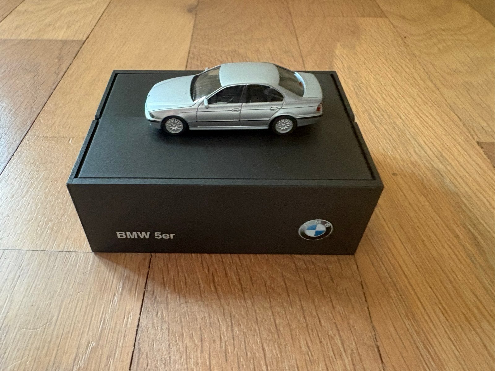 Schaalmodel BMW 5-serie E39 1:87 in originele dealerbox, Ophalen of Verzenden, Zo goed als nieuw, Auto, Overige merken