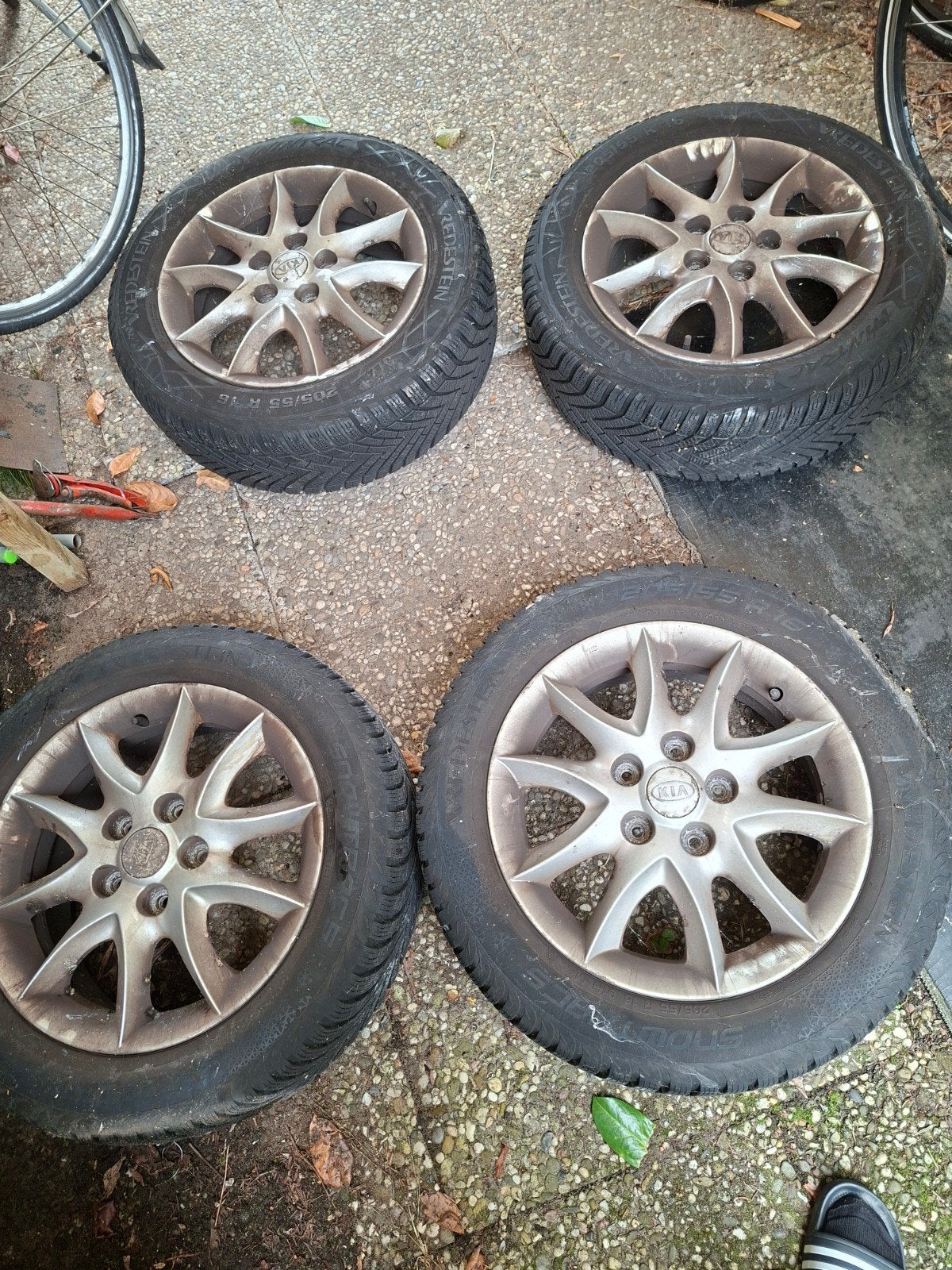 Vier winterbanden Vredestein met Kia velgen, Ophalen, Gebruikt, 16 inch, Banden en Velgen