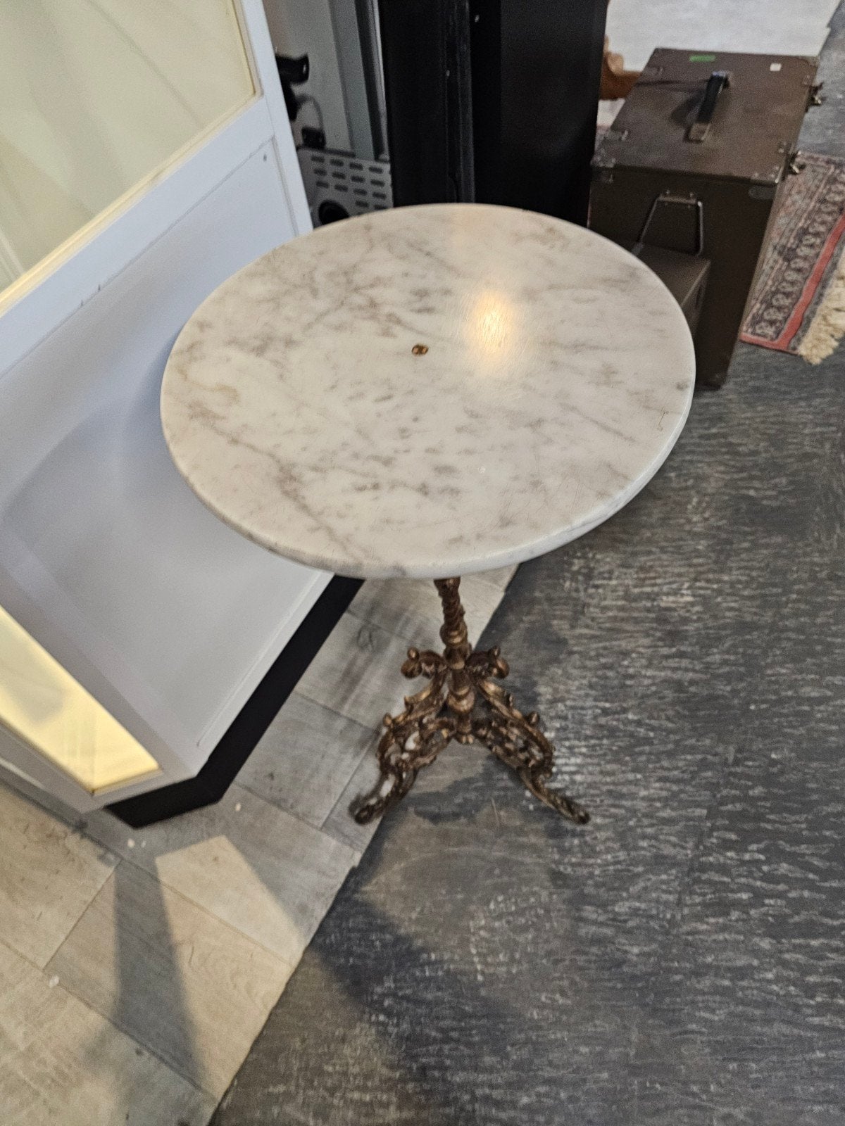 Antieke bijzettafel met marmeren blad en smeedijzeren onders, Ophalen of Verzenden