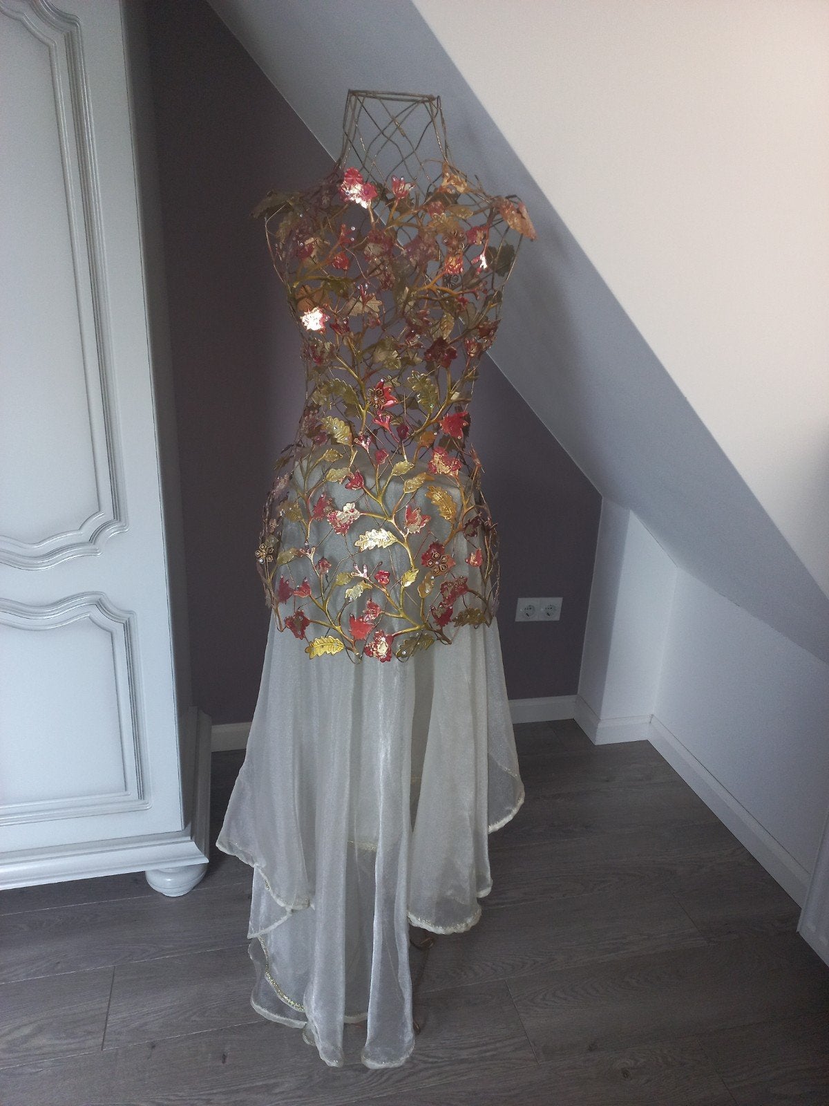 Decoratieve paspop met bloemen en tule rok, Ophalen, Vintage, Gebruikt, Meerkleurig