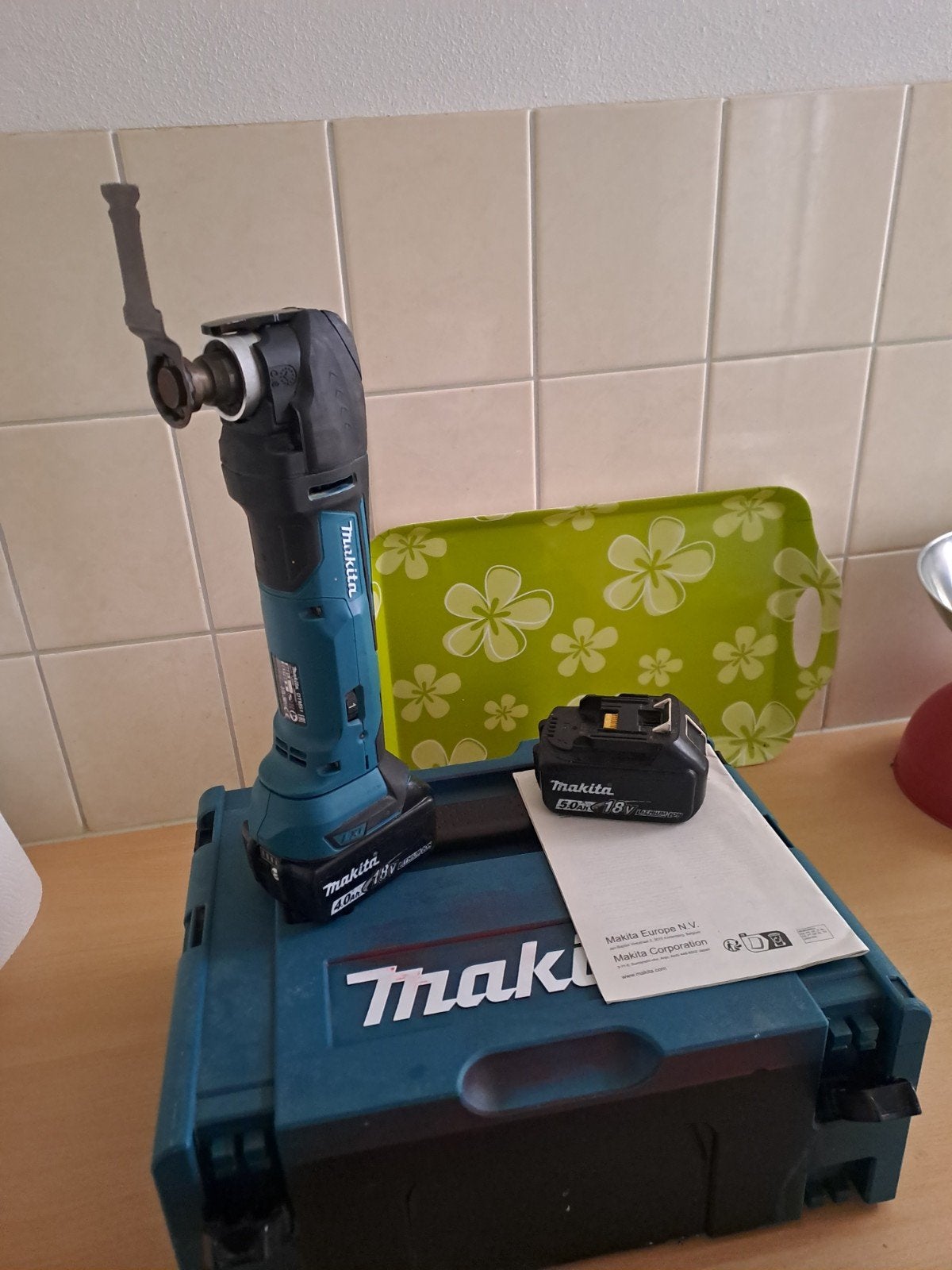 Makita Multitool DTM51Z met 2x 18V accu en koffer, Ophalen of Verzenden, Zo goed als nieuw, Multitool, Makita