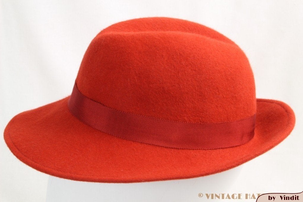 kleine Vintage Dameshoed rood 54 gratis verzenden Nederland, 134 t/m 140, Gebruikt, Vintage tweedehands artikel en daarom onbekend