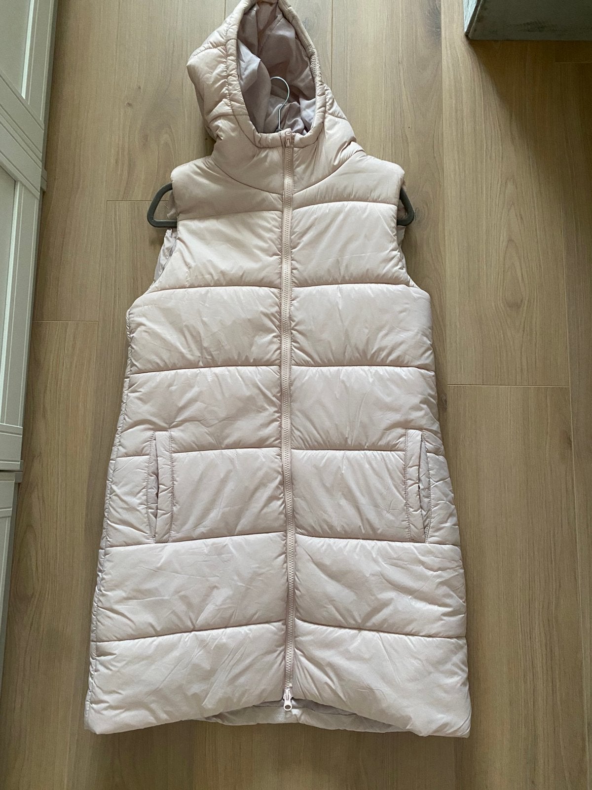 Nieuw lange bodywarmer maat S M licht roze met capuchon, Kleding | Dames, Ophalen of Verzenden, Nieuw, Maat 38/40 (M), Roze