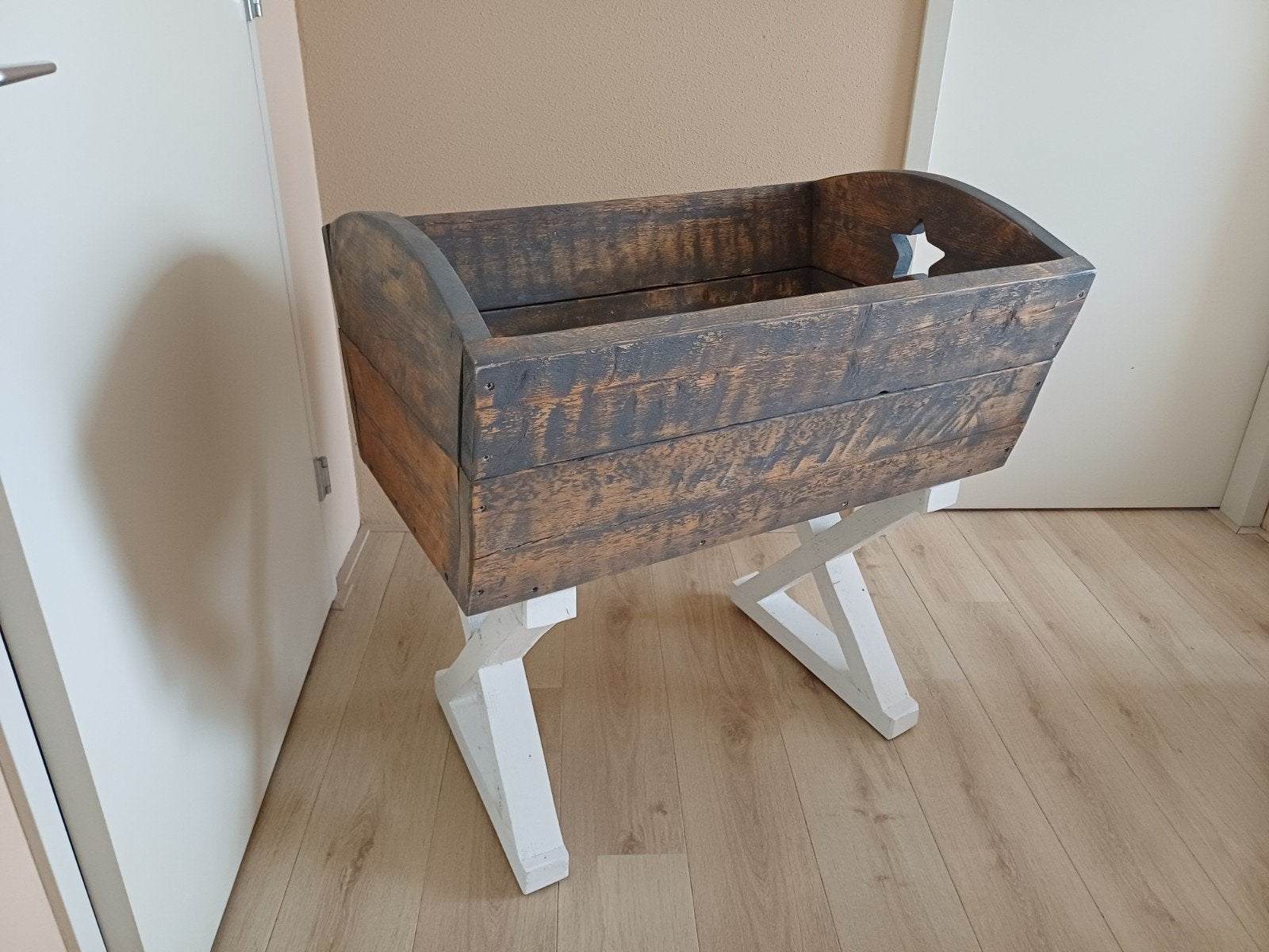 Stoere steigerhouten wieg, Ophalen