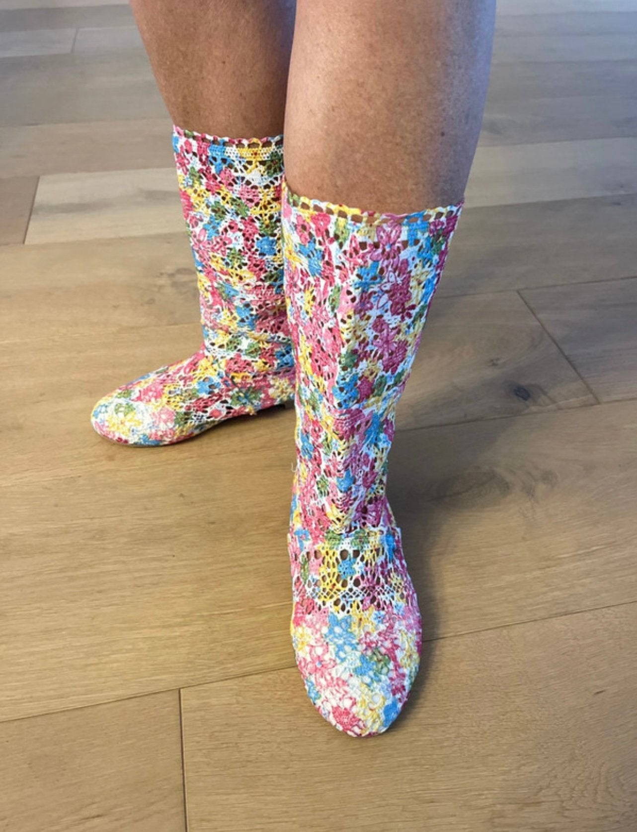 Kleurrijke katoenen gebreide zomerlaarzen., Kleding | Dames, Schoenen, Ophalen, Zo goed als nieuw, Sneakers of Gympen