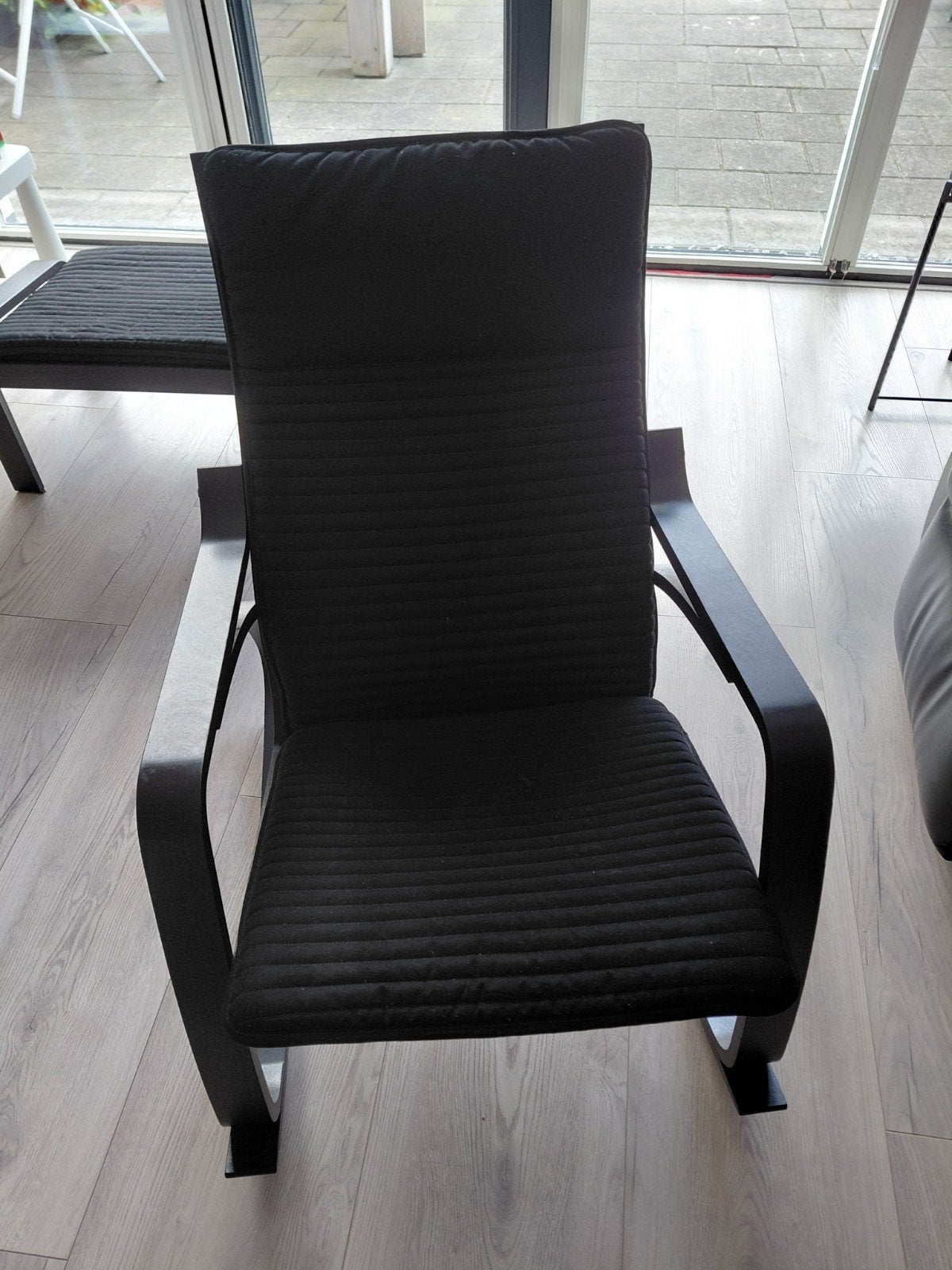 IKEA POÄNG schommelstoel met voetenbank - bruin/zwart, Huis en Inrichting, Fauteuils, Zo goed als nieuw, Hout, Stof, 50 tot 75 cm