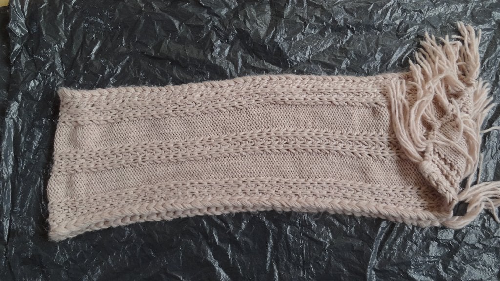 Lichtroze gebreide sjaal ZGAN , met franjes en GRATiS een ar, Ophalen of Verzenden, Zo goed als nieuw, Maat 46/48 (XL) of groter
