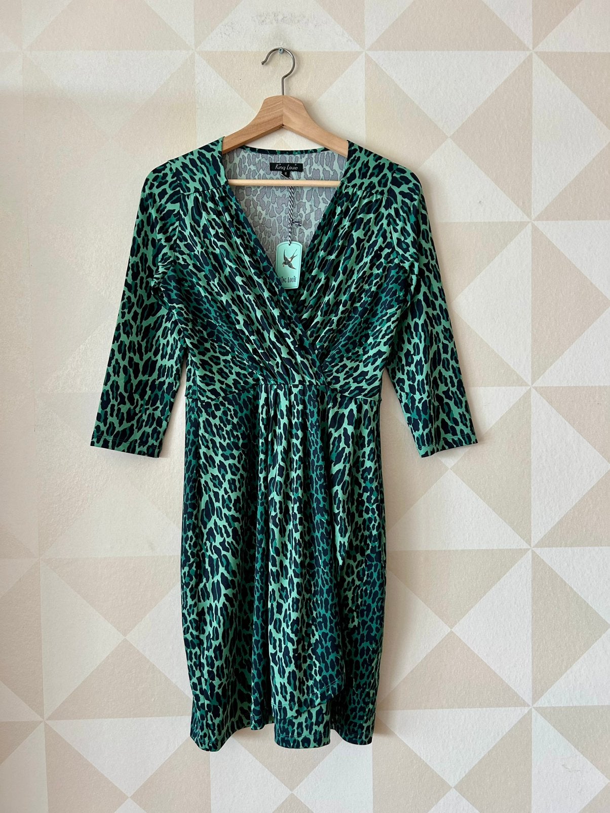 King Louie Bella Dress jurk groen blauw luipaard S/36 NIEUW, Nieuw, Ophalen of Verzenden, Knielengte, Maat 36 (S)