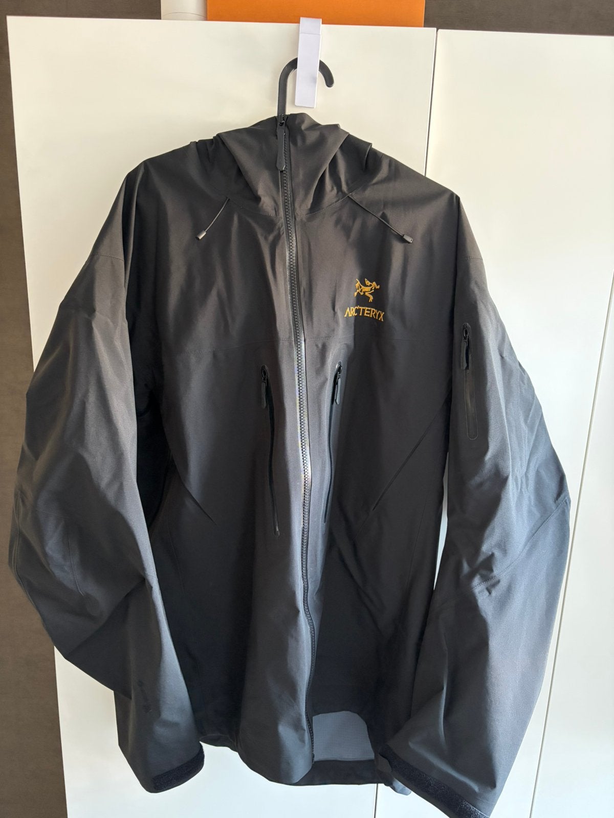 Arc’Teryx Alpha SV - Zwart/Goud - ZAGN, Ophalen of Verzenden, Zo goed als nieuw, Regenjas