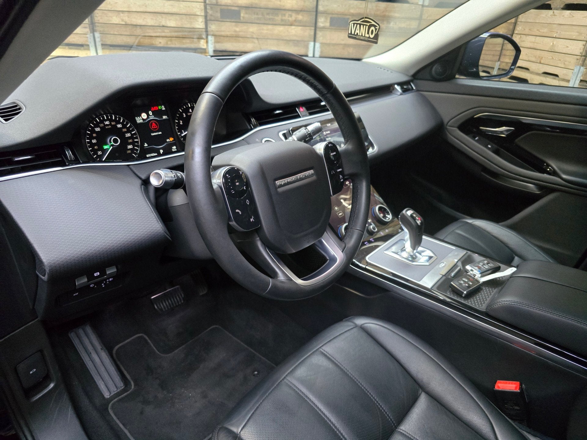 Land Rover Range Rover Evoque 2.0 P200 AWD R-Dynamic Pano ca, Auto's, Land Rover, Dealer onderhouden, 1800 kg, 4 cilinders, Zwart
