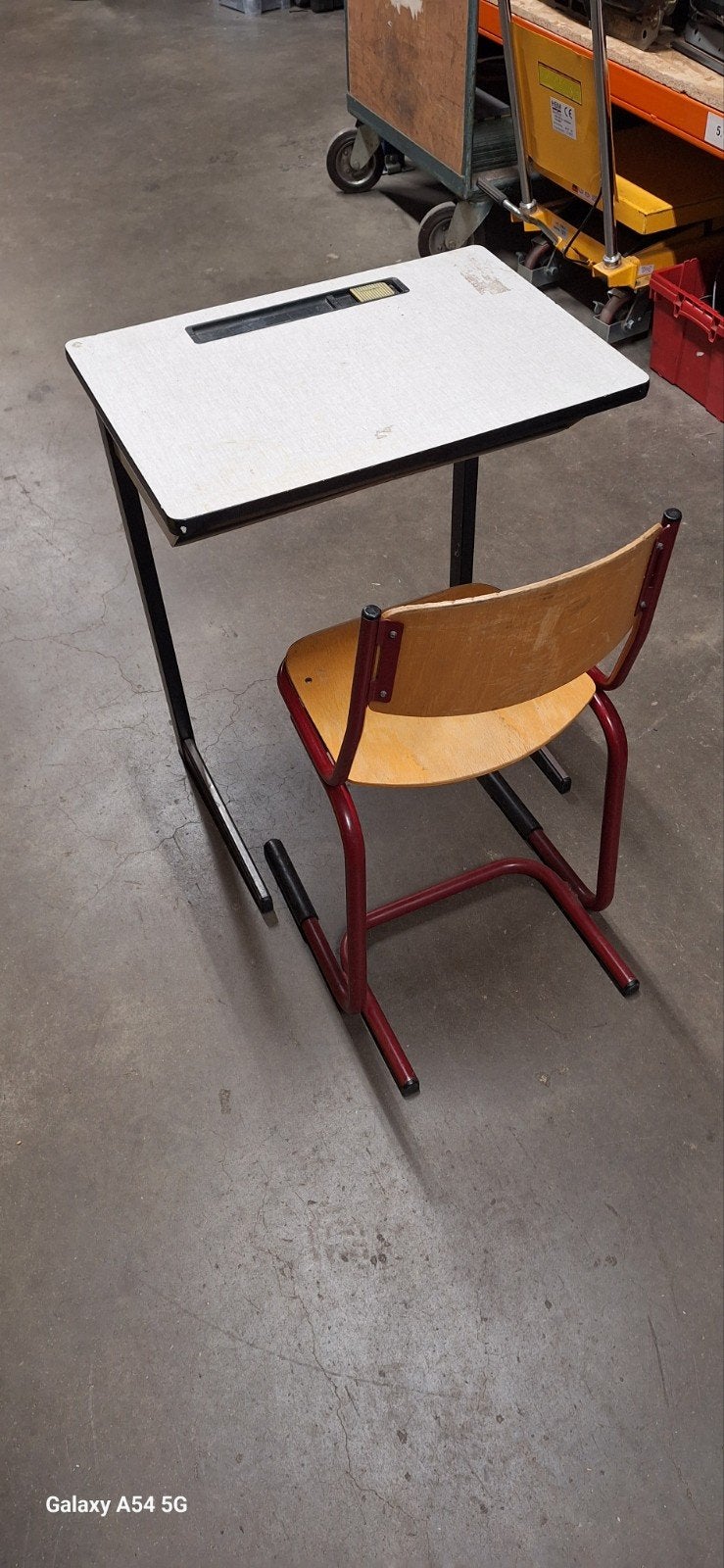 Vintage schoolbureau met stoel - Gebruikt, Huis en Inrichting, Ophalen, Gebruikt, Metaal, Schoolbureau