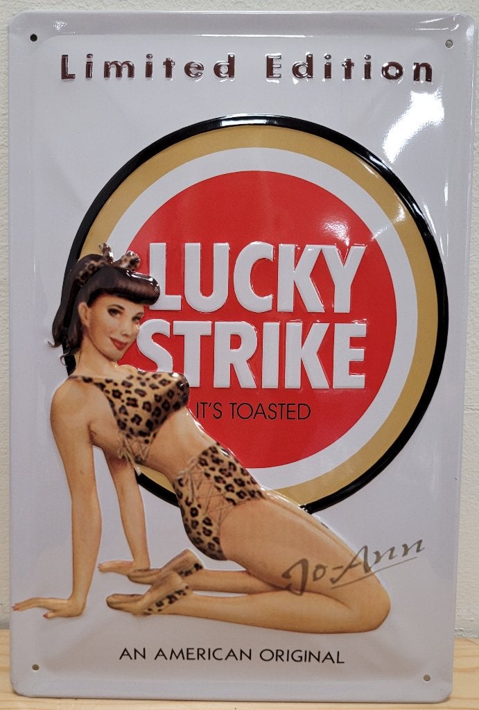 Lucky Strike Pinup sigaretten relief reclamebord van metaal, Reclamebord, Info@deconoord.nl, Deco Noord, Nieuw
