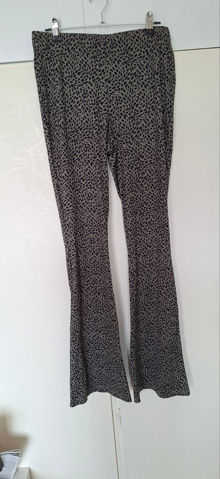 Hema flared broek met print - Maat S, Ophalen of Verzenden, Maat 36 (S), Lang, Gedragen