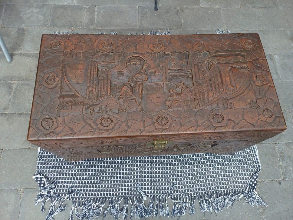 Antieke Chinese kist met houtsnijwerk en messing beslag, Antiek en Kunst, Ophalen