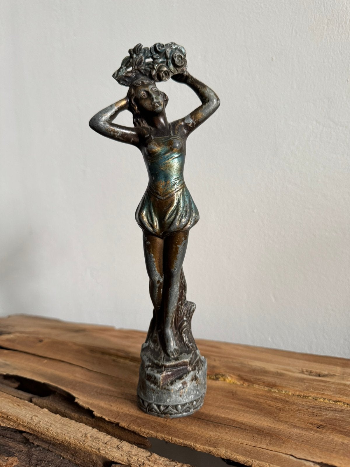 Oud beeldje vrouw op voetstuk, Antiek en Kunst, Ophalen of Verzenden
