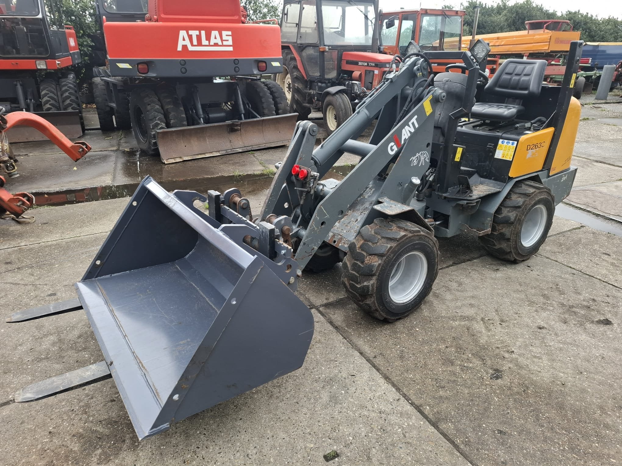 Giant D263G (bj 2010), Zakelijke goederen, Machines en Bouw | Kranen en Graafmachines, Wiellader of Shovel