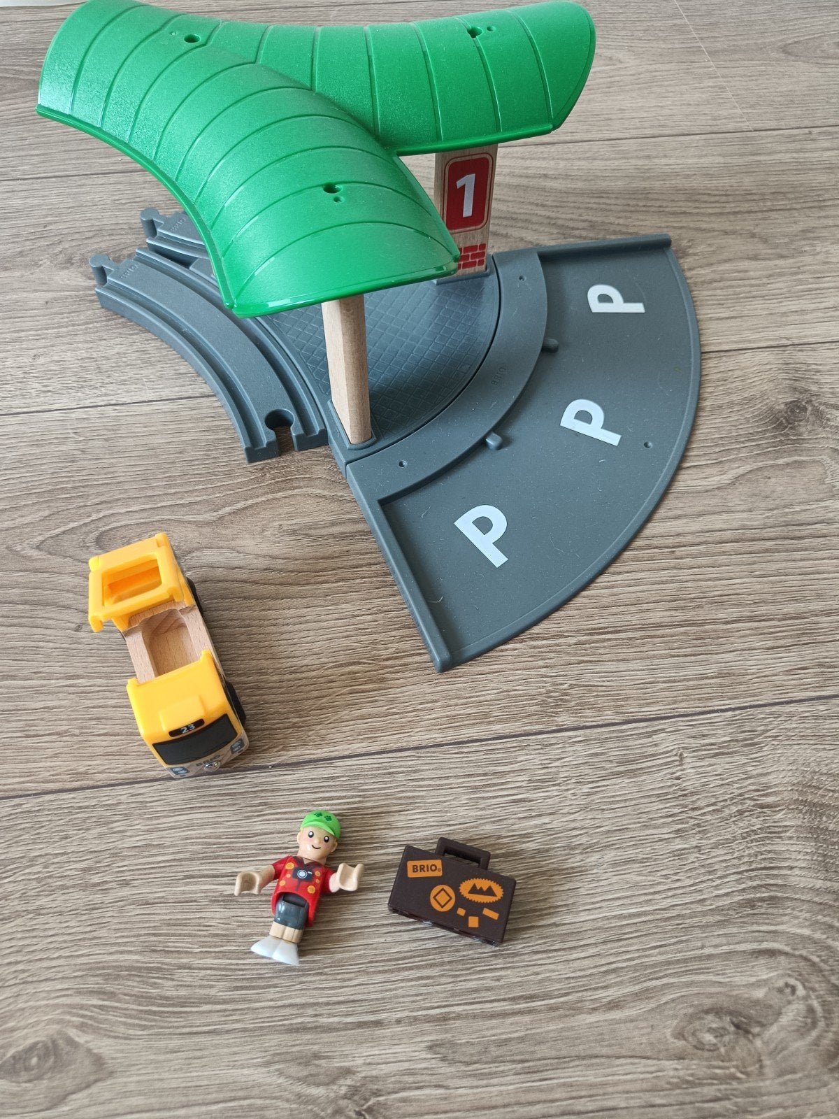 Brio Bus Trein Station 33427 met accessoires, Ophalen of Verzenden, Zo goed als nieuw