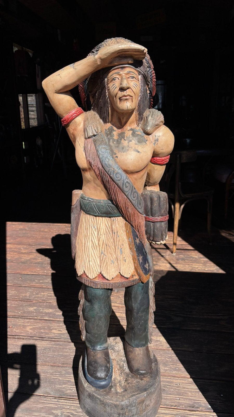 Groot houten beeld van Indiaan, handgesneden en beschilderd, Ophalen, 1 meter - 2 meter, Beeld, Hout