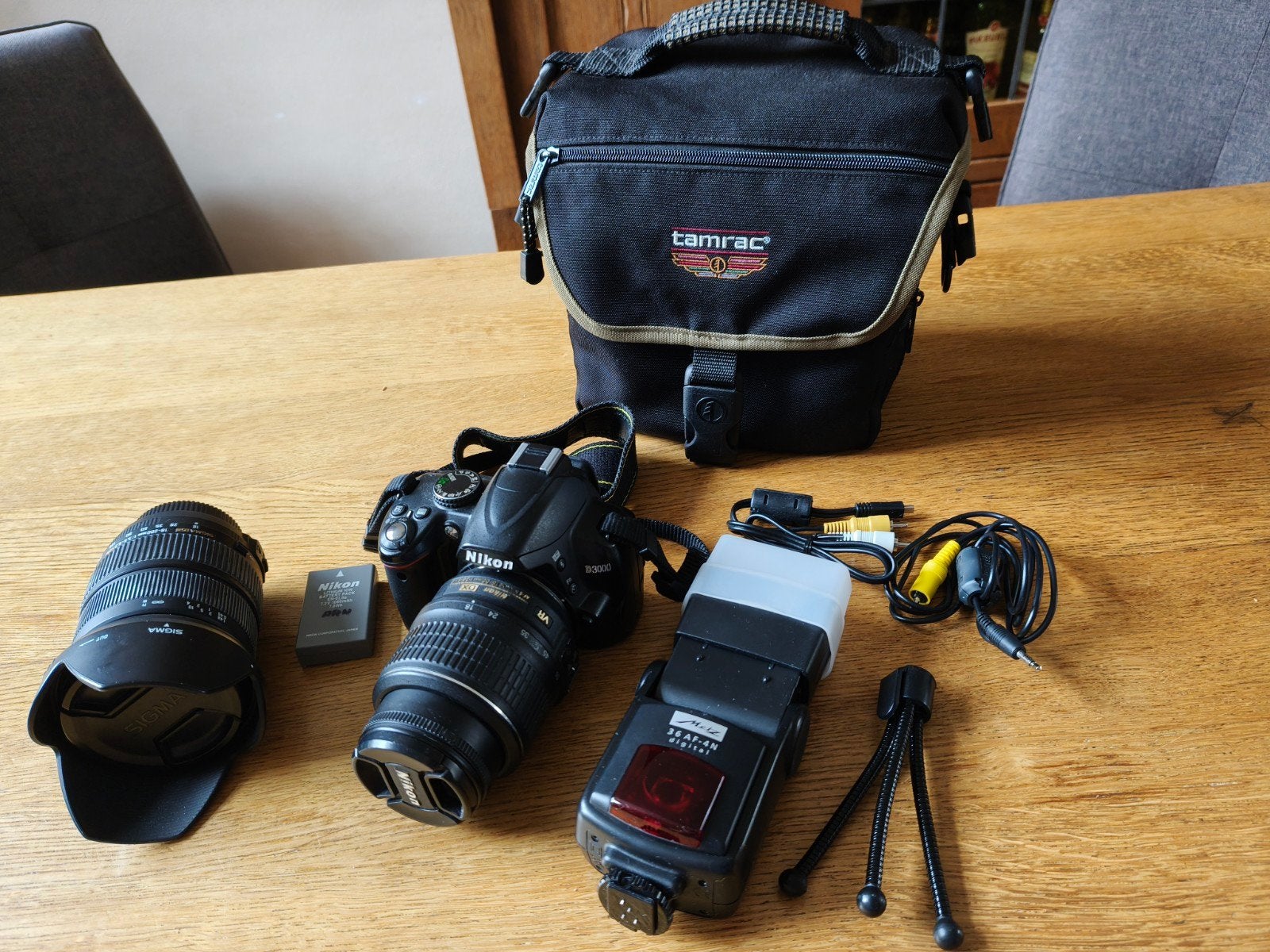Nikon D3000 DSLR camera met 2 lenzen en accessoires, Ophalen of Verzenden, Gebruikt