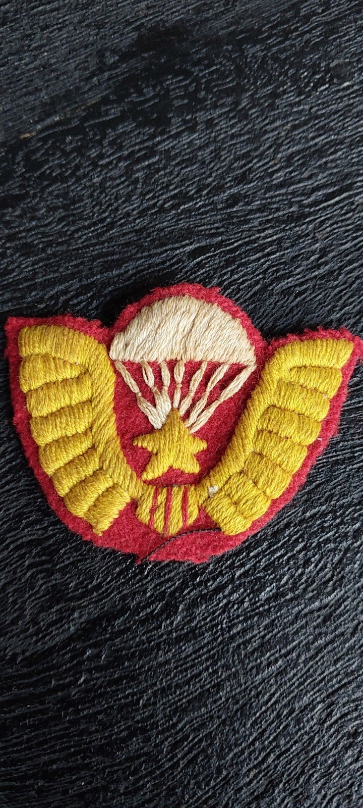 US ARMY / SOUTH VIETNAMESE ARMY PARACHUTE AIRBORNE BERET BAD, Verzamelen, Ophalen of Verzenden, Landmacht, Amerika, Embleem of Badge