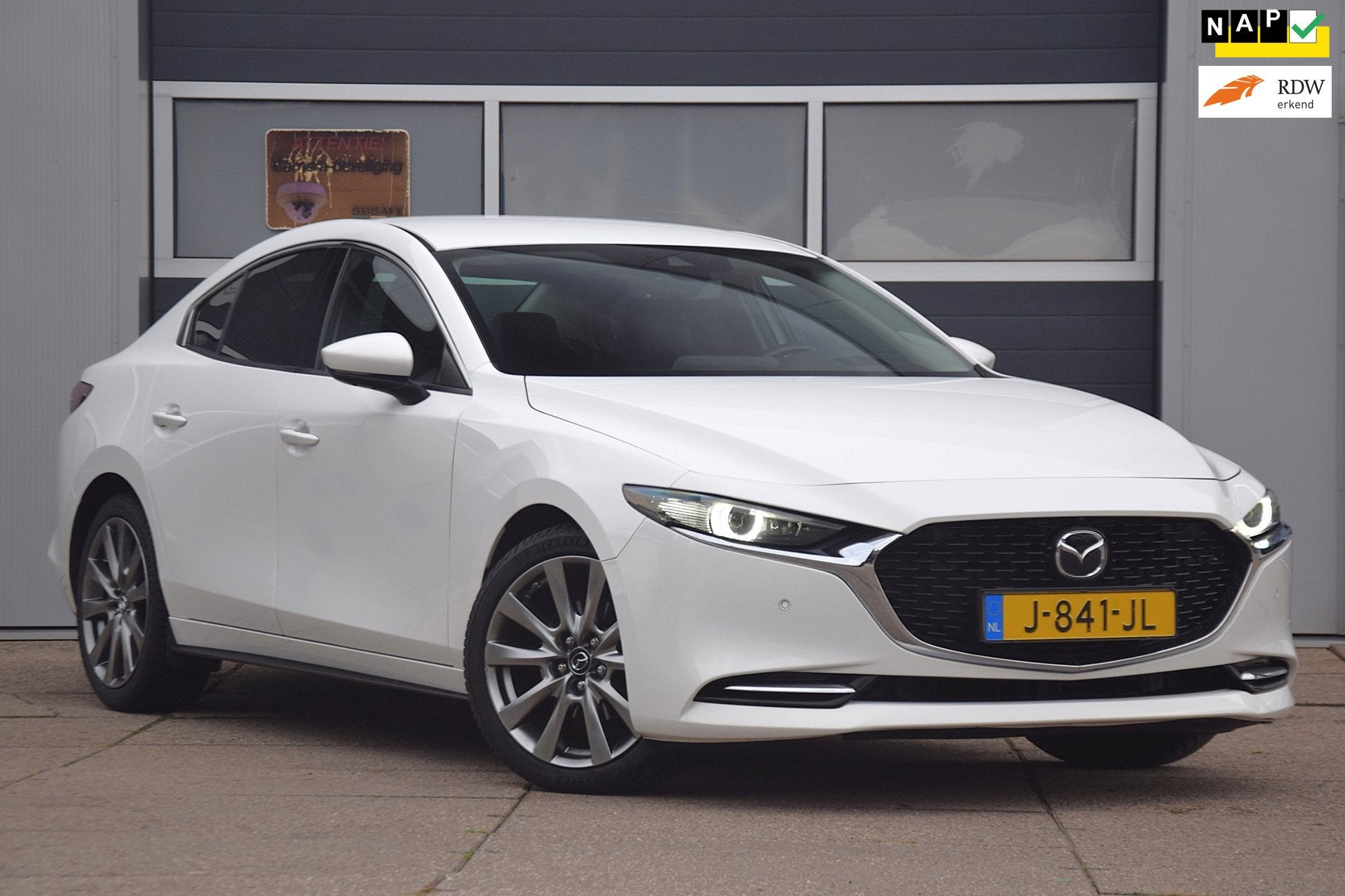 Mazda 3 2.0 e-SkyActiv-X M Hybrid 180 Luxury 360 CAMERA/FILE, Auto's, Voorwielaandrijving, Gebruikt, 4 cilinders, Wit