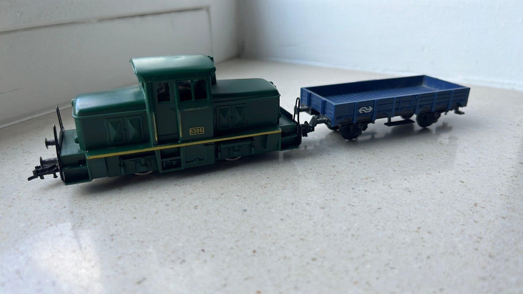Fleischmann ho 1306 Dieselloc + Lageboordwagen zie omschrijv, Hobby en Vrije tijd, Fleischmann, Ophalen of Verzenden, Zo goed als nieuw