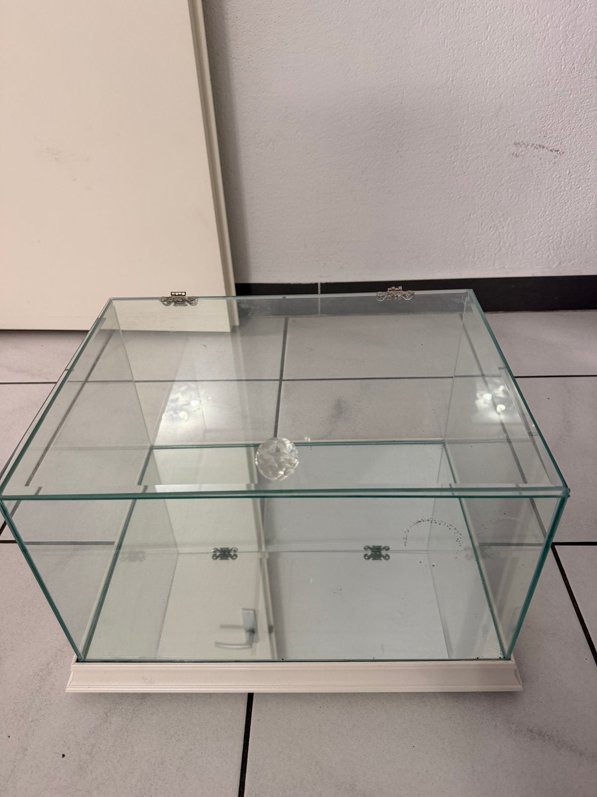 Glazen vitrinekastje met spiegelbodem, Minder dan 50 cm, Gebruikt, Ophalen of Verzenden, Glas