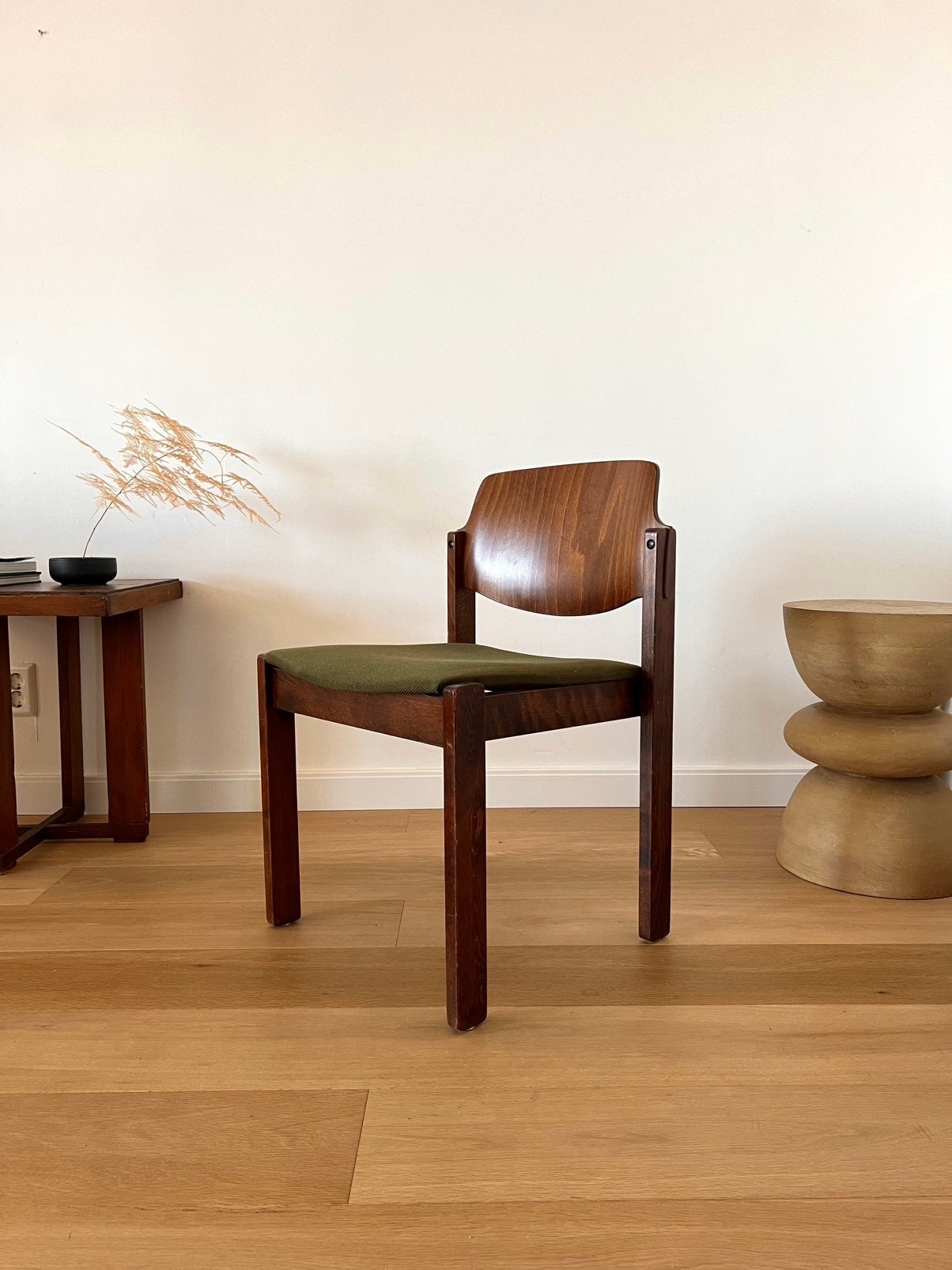 4 Vintage mid-century wooden dining stack chairs brown green, Overige materialen, Gebruikt, Bruin, Ophalen of Verzenden