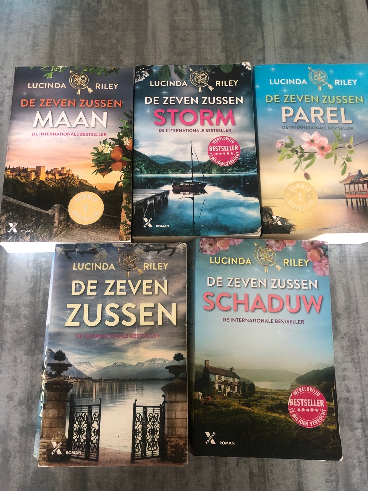 Lucinda Riley - De Zeven Zussen serie (5 boeken), Boeken, Romans, Ophalen of Verzenden, Gelezen, Nederland