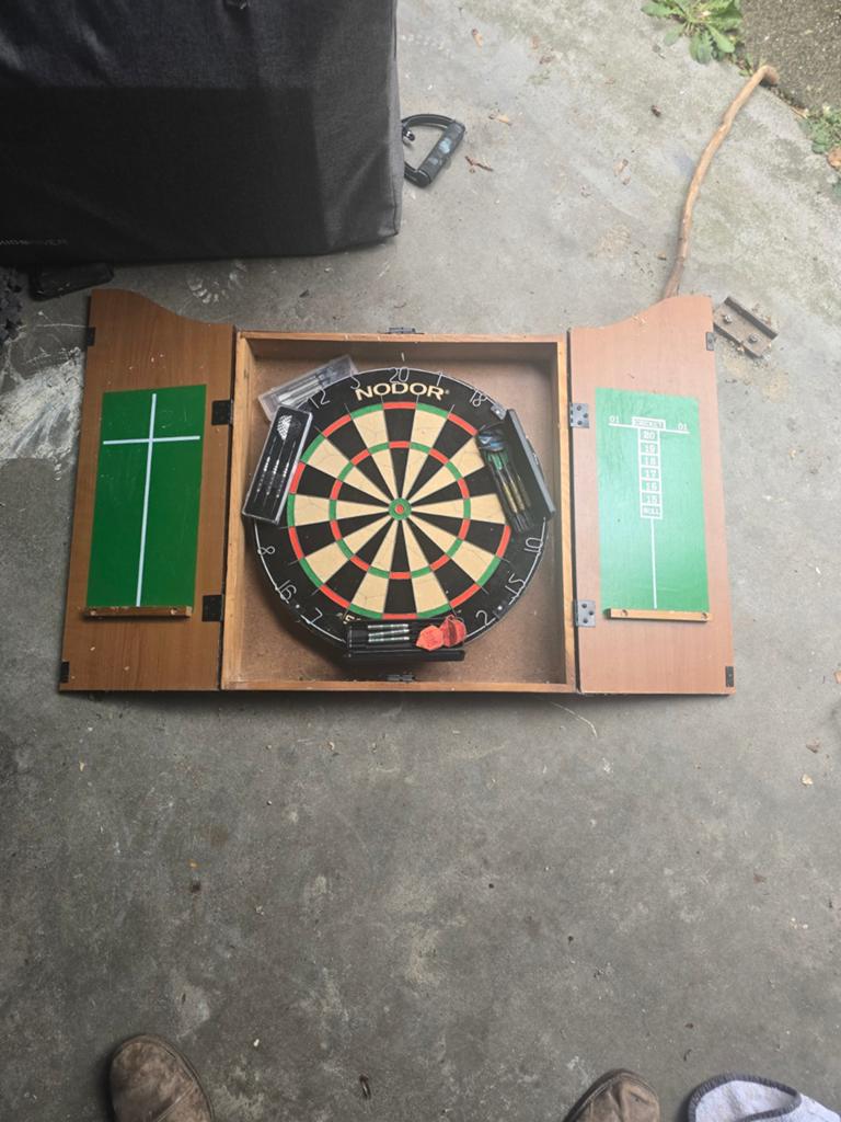 Nieuw dartbord met 4 sets pijlen, ongebruikt, Sport en Fitness, Darts, Ophalen of Verzenden, Nieuw, Dartbord met pijlen