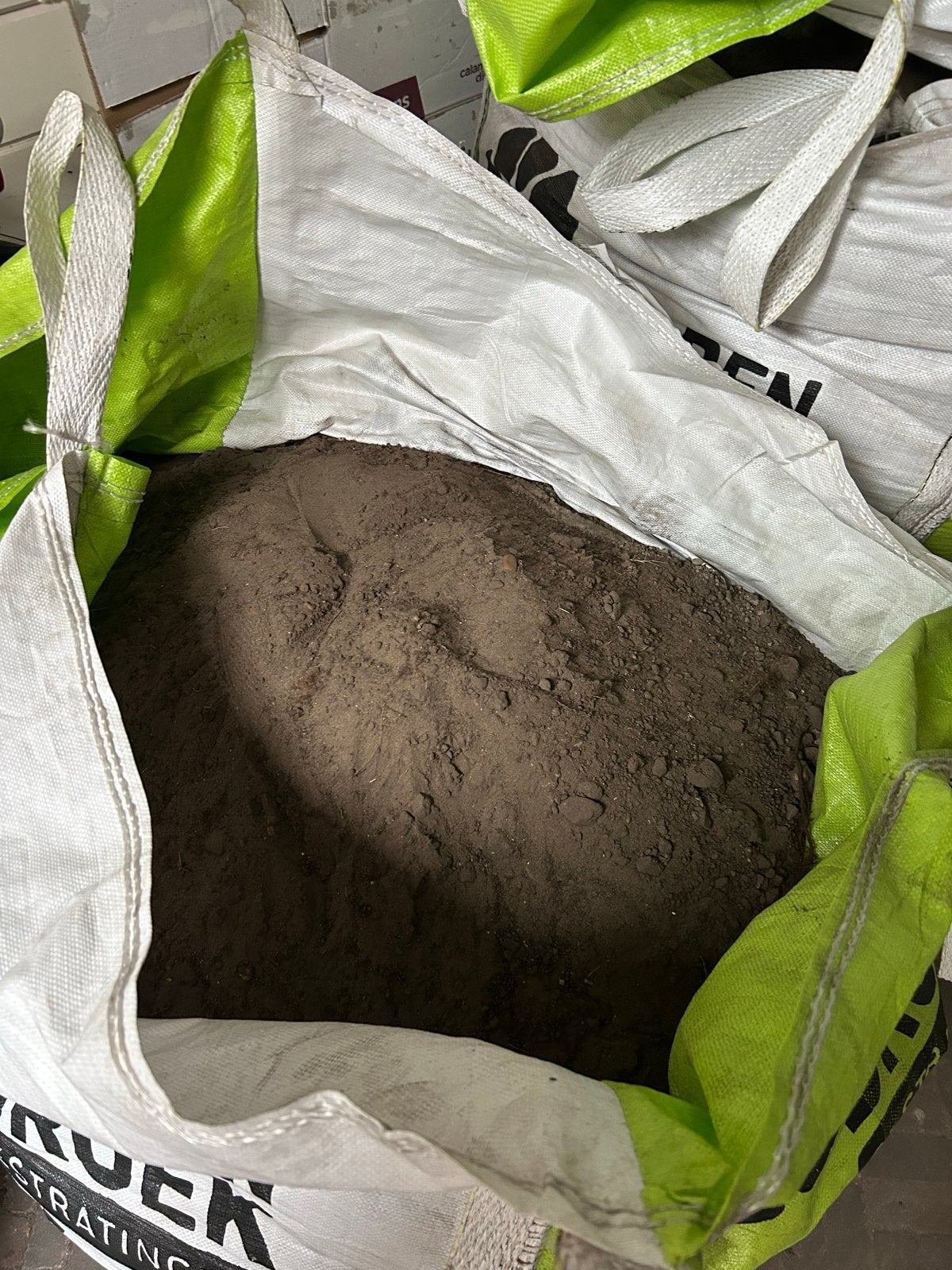 Gratis af te halen: Zwarte grond/tuinaarde, Ophalen of Verzenden, Tuinaarde