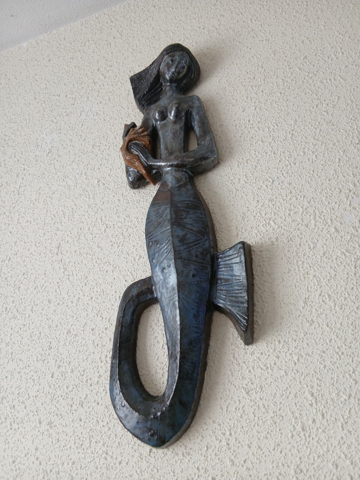 Wandsculptuur zeemeermin - keramiek 77 x 25 x 10 cm., Ophalen