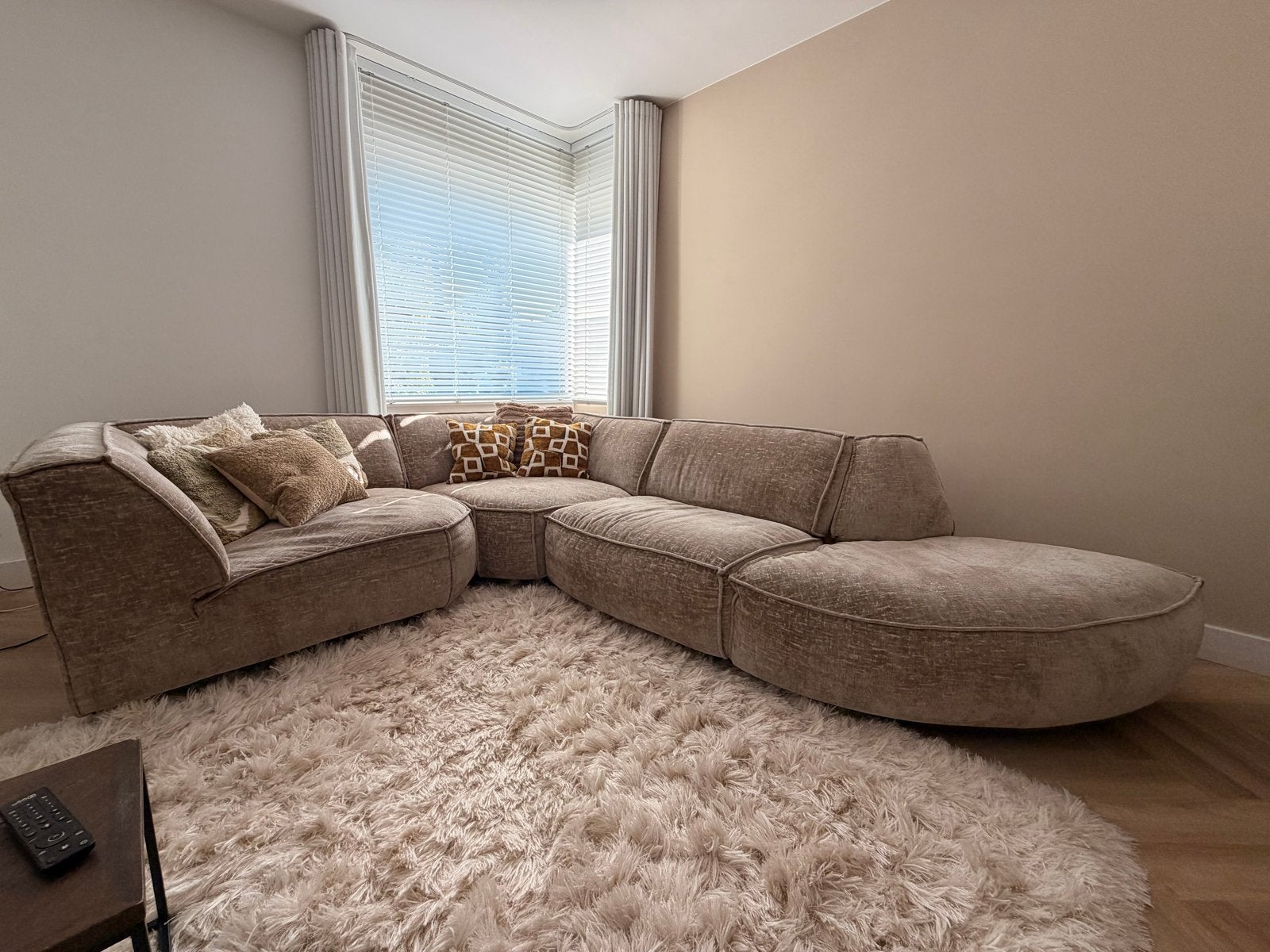 Moderne Hoekbank met Chaise Longue - Zo goed als nieuw, Huis en Inrichting, Banken | Bankstellen, Ophalen, Hoekbank, 300 cm of meer