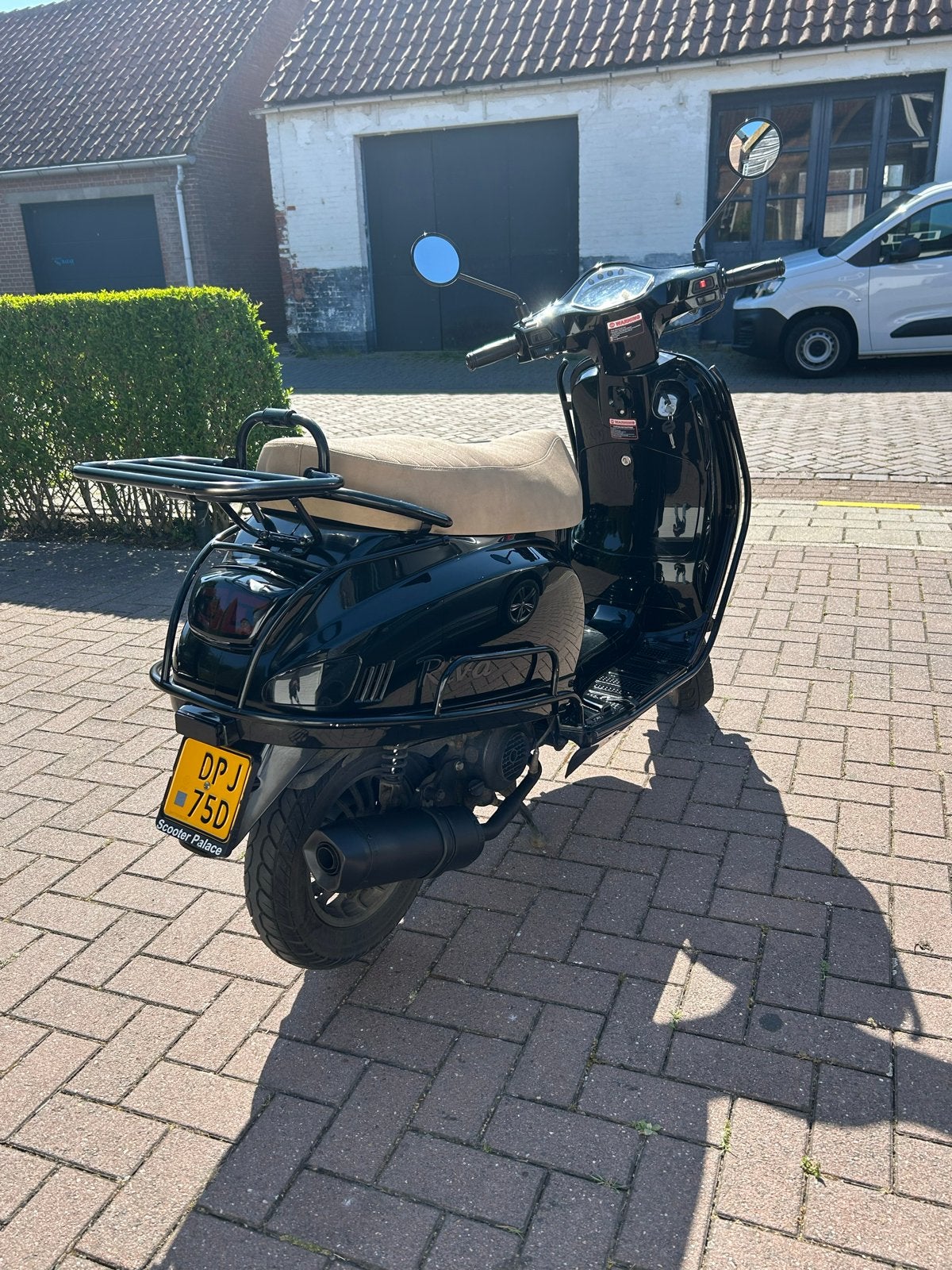 Zwarte Scooter met Beige Zadel - Goed Onderhouden, Fietsen en Brommers, Ophalen, Gebruikt