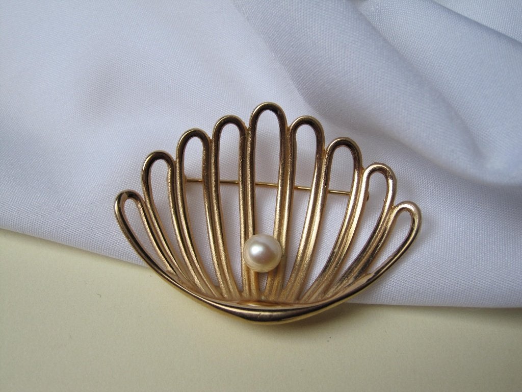 Broche  vergulde oester schelp model met zoetwater parel, Overige materialen, Overige kleuren, Verzenden, Zo goed als nieuw