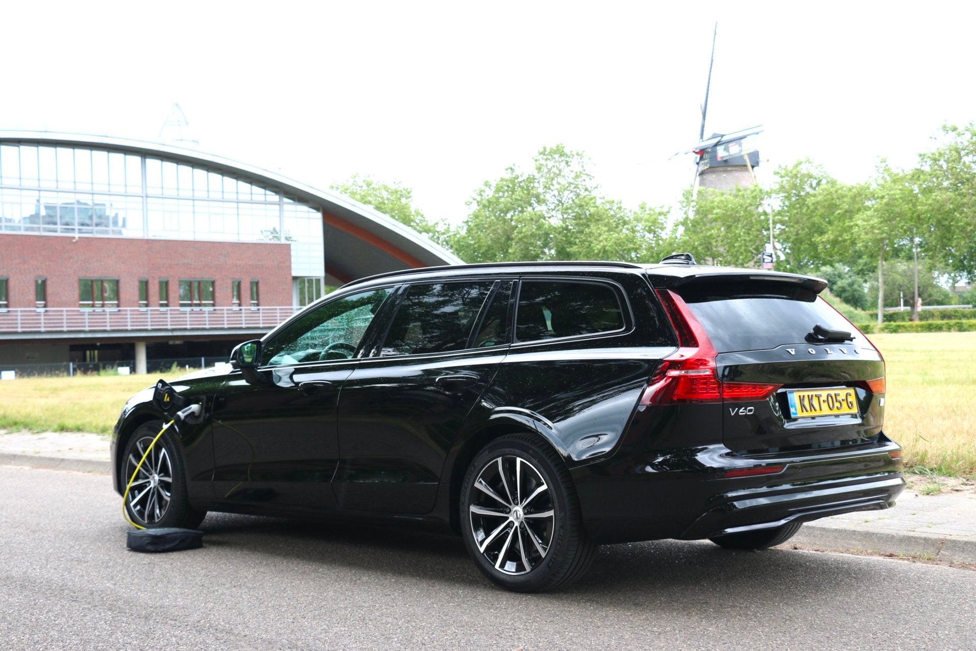Volvo V60 2.0 T8 Plug-in Hybride Long Range R-Design AWD Ult, Automaat, Gebruikt, Euro 6, 4 cilinders