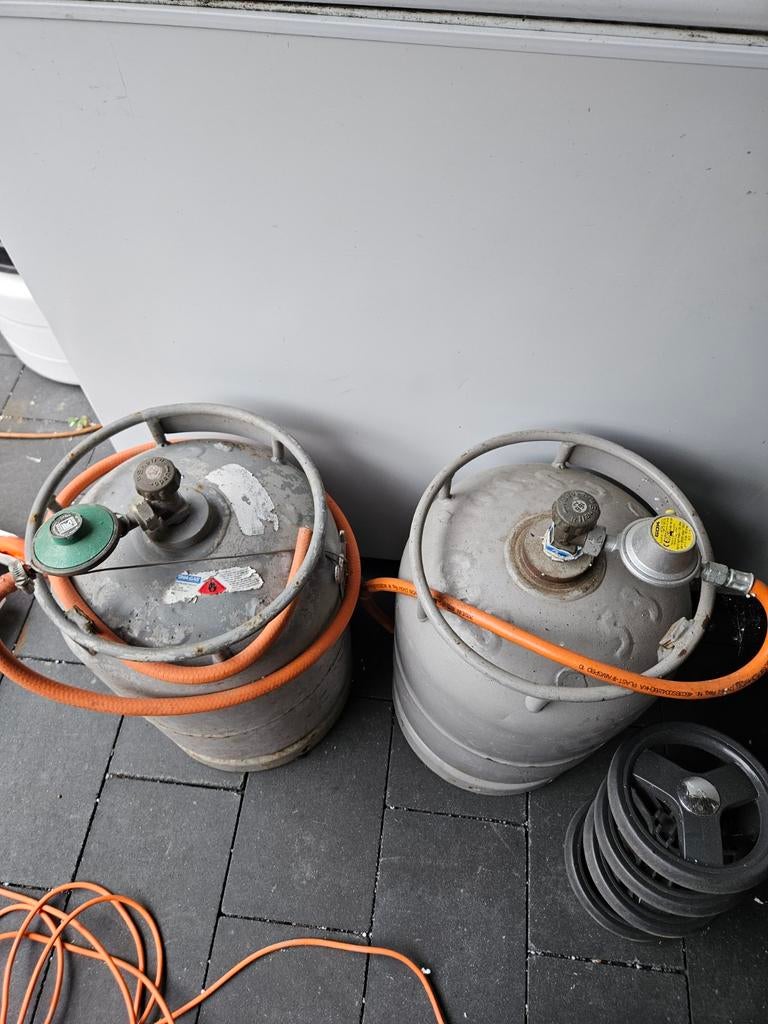 Grote gasflessen met slang en drukregelaar, Ophalen