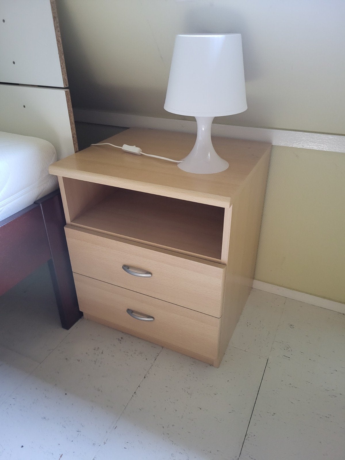 2 nachtkastjes met 2 lades en open vak, Gebruikt, Minder dan 45 cm, Hout, 55 tot 70 cm
