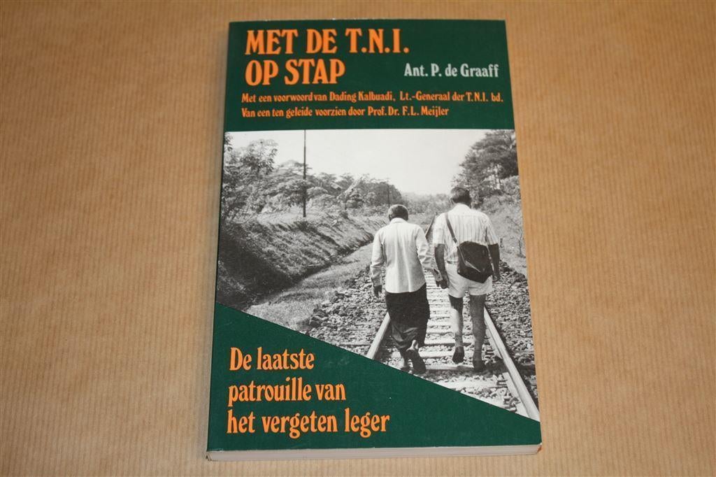 Met de T.N.I. op stap [KNIL Ned. Indië], Ophalen of Verzenden, Zo goed als nieuw