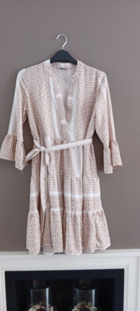 Jurk only, Ophalen of Verzenden, Zo goed als nieuw, Maat 34 (XS) of kleiner, Beige