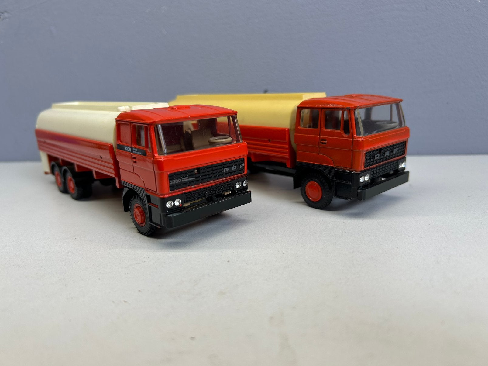 2x Lion toys car Daf 2800-3300 Tankwagen- Melkwagen 1:50, Ophalen of Verzenden, Zo goed als nieuw, Bus of Vrachtwagen, Lion Toys