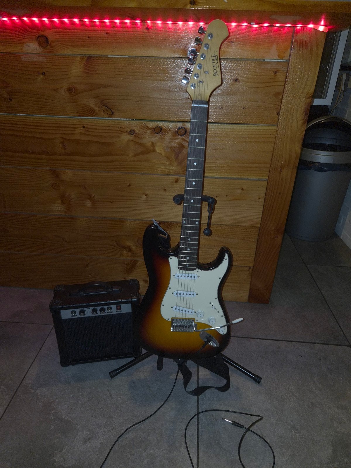 Rocktile elektrische gitaar met versterker en standaard, Muziek en Instrumenten, Snaarinstrumenten | Gitaren | Elektrisch, Gebruikt