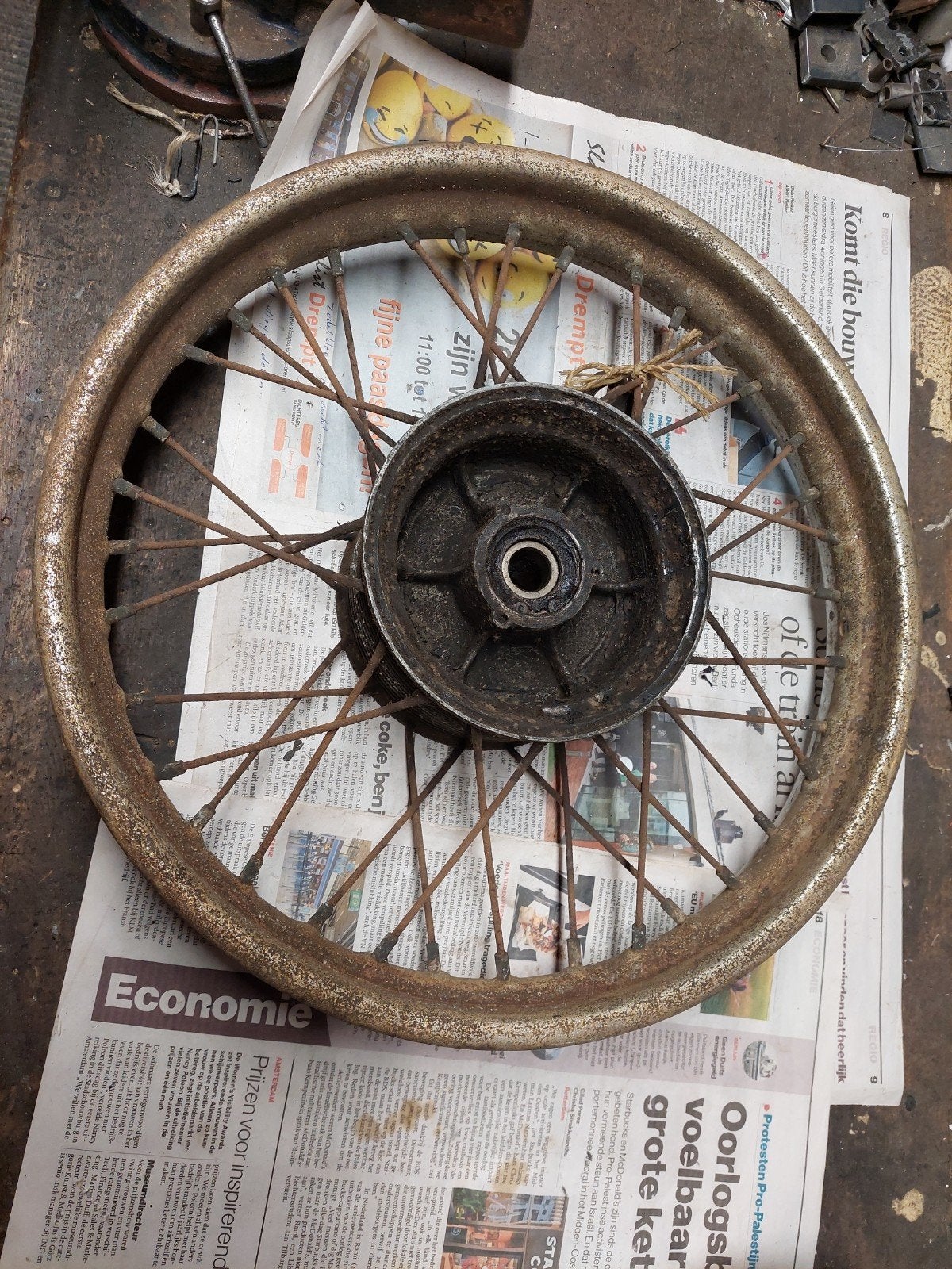 Oldtimer wiel met naaf en 2 gespoten velgen 16 inch, Motoren, Ophalen of Verzenden