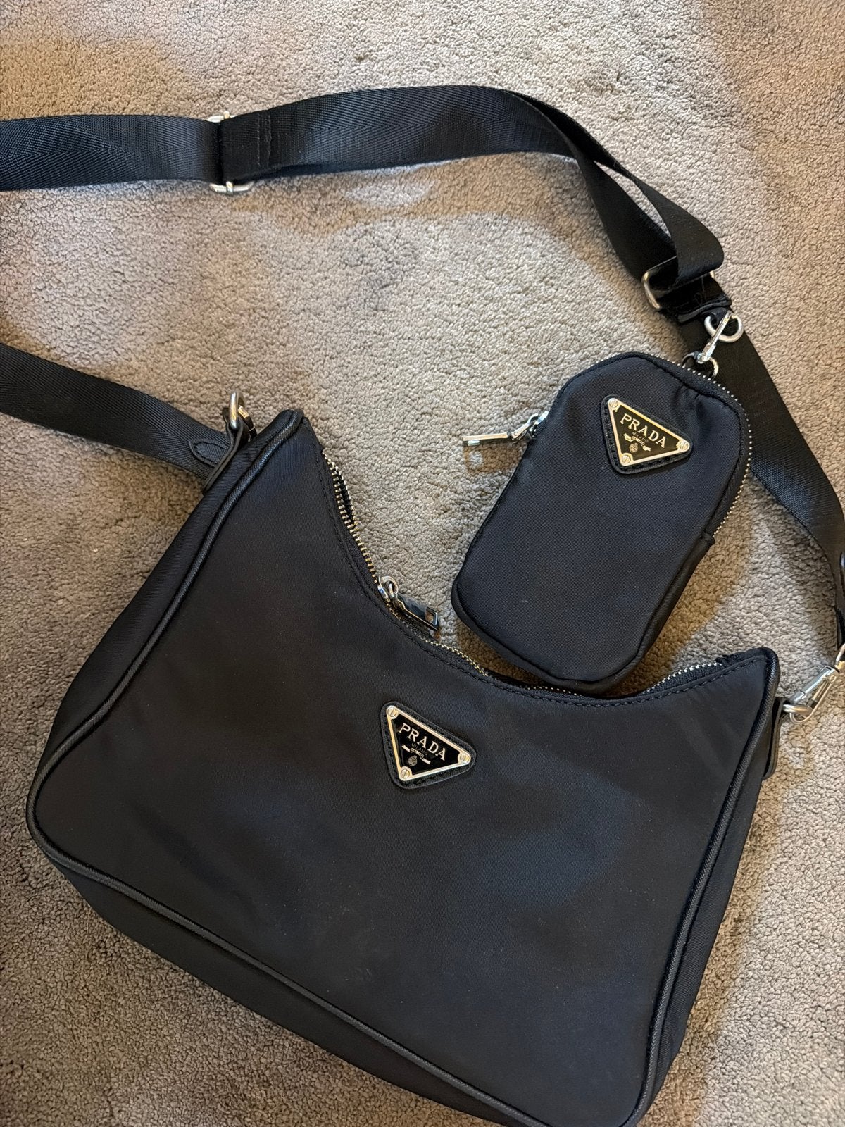 Prada Re-Edition 2005 Schoudertas met Pouch Zwart, Sieraden, Tassen en Uiterlijk, Tassen | Damestassen, Ophalen of Verzenden, Zo goed als nieuw