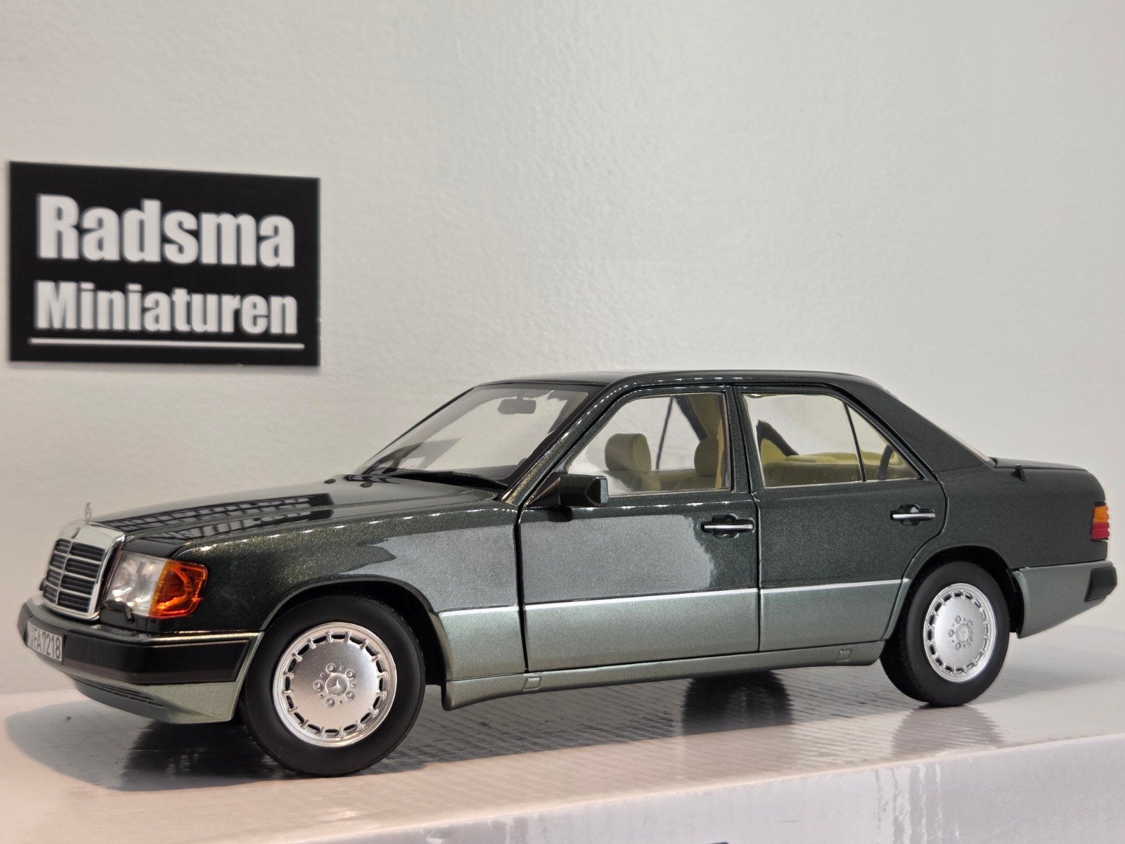 Mercedes-Benz 230E w124 - Groen - 1:18 Norev, Hobby en Vrije tijd, Modelauto's | 1:18, Auto, Nieuw, Norev, Ophalen of Verzenden